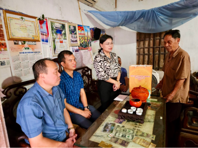 Chủ tịch Ủy ban MTTQ Việt Nam huyện Hoài Đức thăm và tặng quà đối tượng chính sách nhân kỷ niệm 77 năm ngày thương binh liệt sỹ
