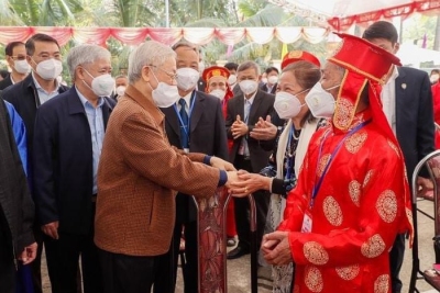Tổng Bí thư Nguyễn Phú Trọng chung vui cùng nhân dân thôn 5, xã Yên Sở (huyện Hoài Đức) trong Ngày hội đại đoàn kết năm 2021. Ảnh: Xã Yên Sở