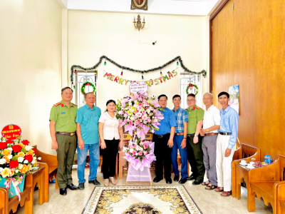Uỷ ban MTTQ Việt Nam huyện Hoài Đức thăm, tặng hoa chúc mừng linh mục trên địa bàn huyện nhân dịp Lễ quan thầy Thánh Đa Minh