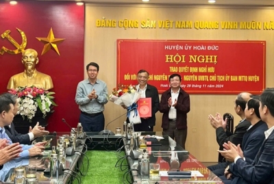 Huyện ủy Hoài Đức trao Quyết định nghỉ hưu cho đồng chí Nguyễn Thế Hạ – Nguyên Ủy viên Ban Thường vụ Huyện ủy, Chủ tịch Ủy ban MTTQ Huyện