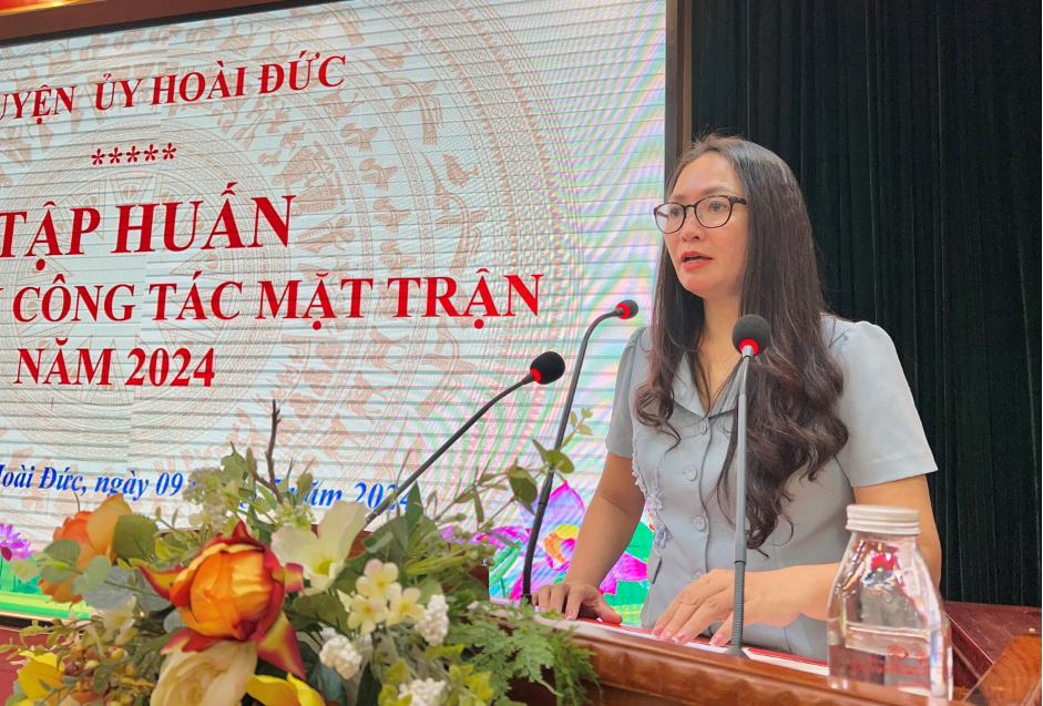 Đồng chí Phạm Thị Hoa – Phó Giám đốc Trung tâm chính trị huyện thông qua chương trình lớp tập huấn