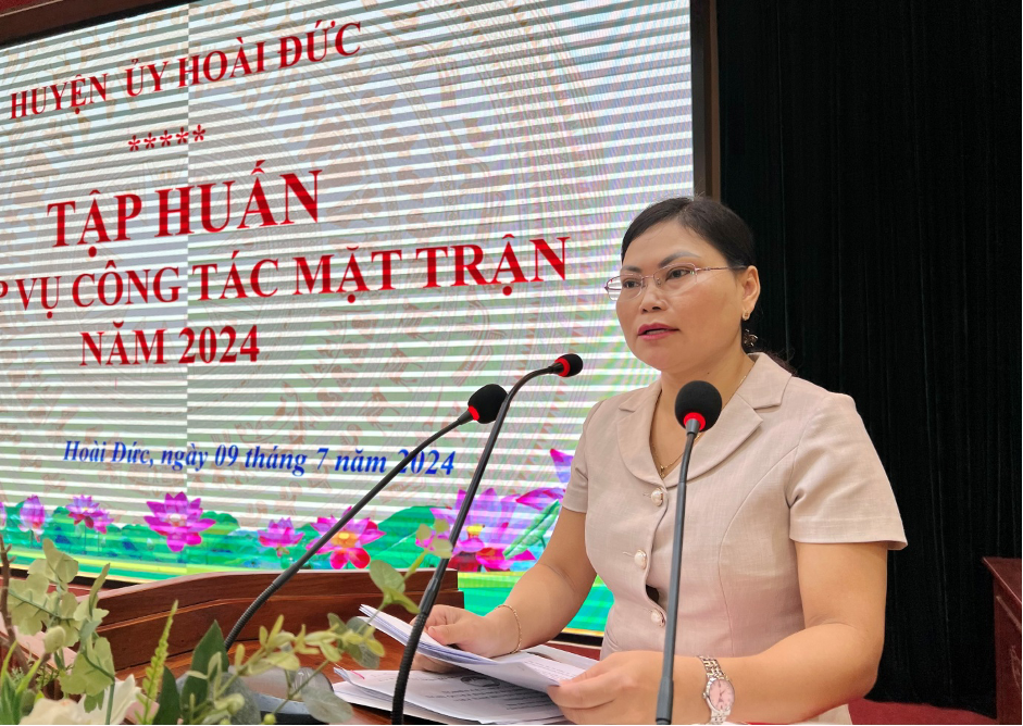 Bà Nguyễn Thanh Tú - Ủy viên Ban Thường vụ Huyện ủy, Chủ tịch Ủy ban MTTQ huyện phát biểu khai mạc