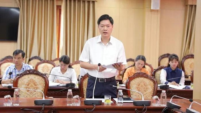 Chánh Văn phòng Huyện ủy Hoài Đức Phùng Bá Nhân báo cáo tình hình hoạt động 6 tháng đầu năm 2024.