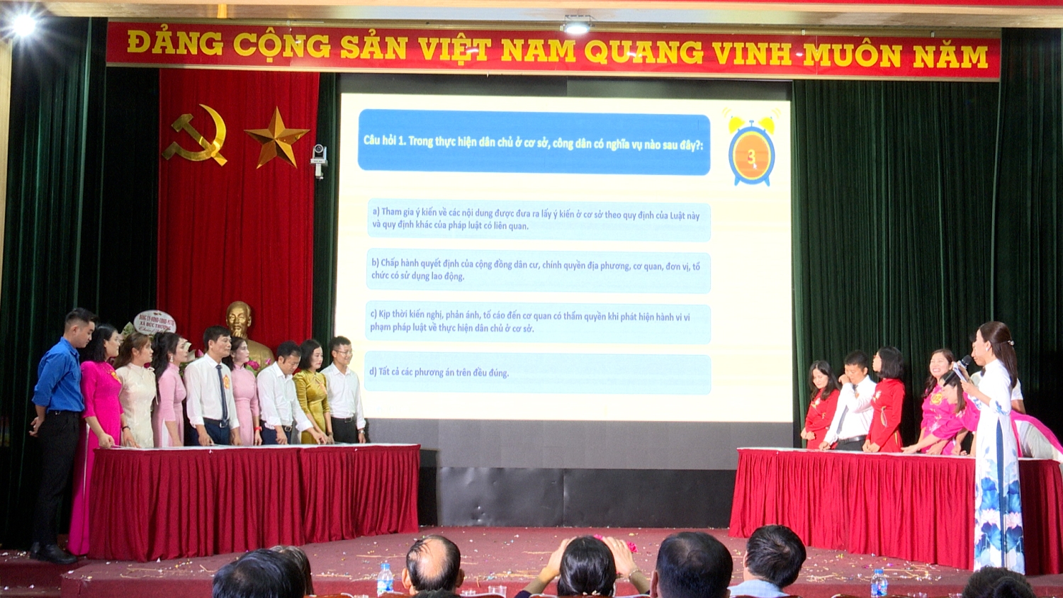 Các đội tham gia phần thi kiến thức