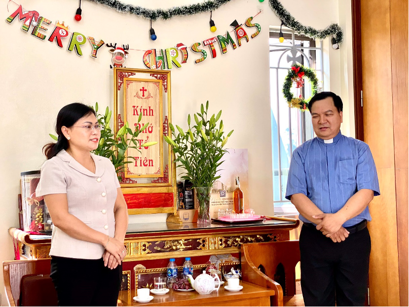 Đồng chí Nguyễn Thanh Tú – Chủ tịch Uỷ ban MTTQ Việt Nam huyện & Linh mục Đa minh Hoàng Thế Bằng