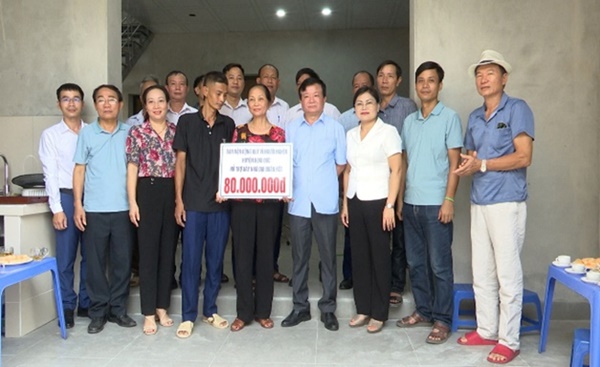 Uỷ ban MTTQ huyện trao hỗ trợ xây dựng nhà đại đoàn kết cho các gia đình