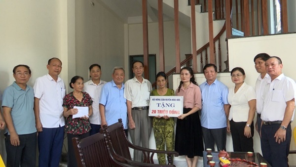 Hội Nông dân huyện trao kinh phí cho gia đình bà Phan Thị Mai