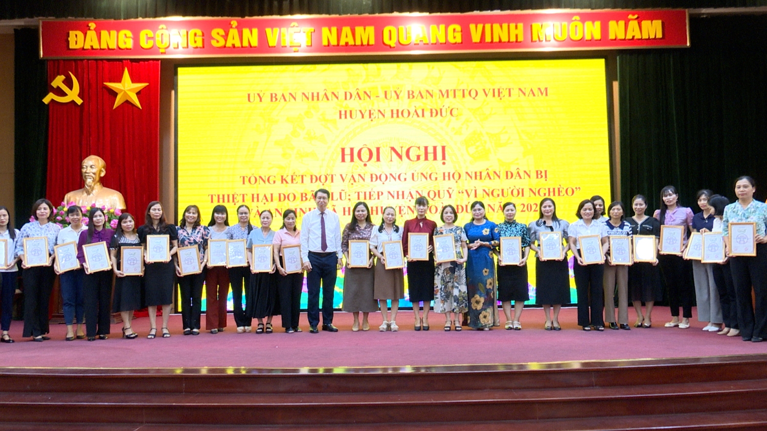 UBND, UB MTTQ huyện tiếp nhận ủng hộ quỹ Quỹ “Vì người nghèo” và an sinh xã hội