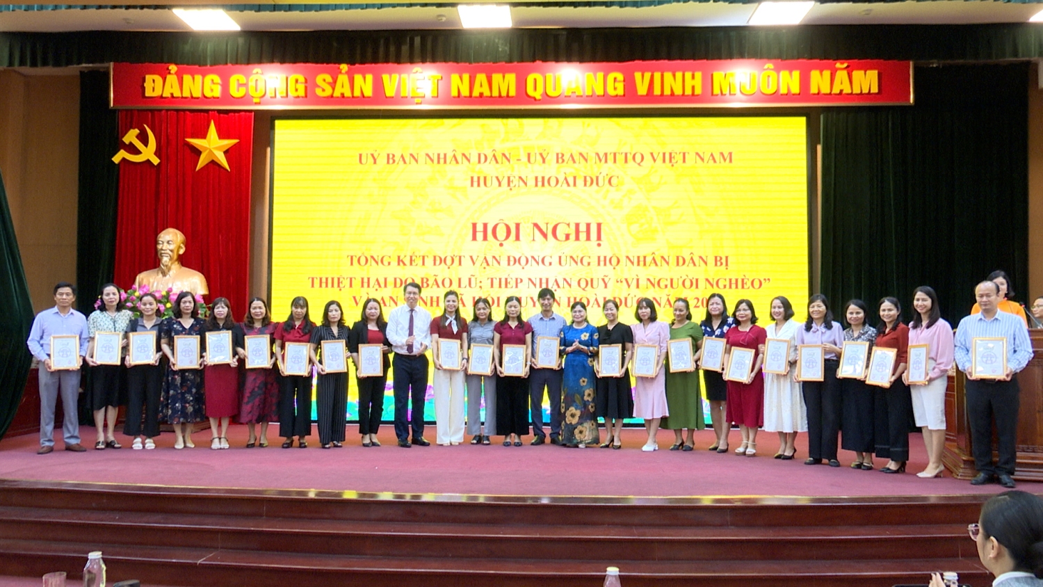 UBND, UB MTTQ huyện tiếp nhận ủng hộ quỹ Quỹ “Vì người nghèo” và an sinh xã hội