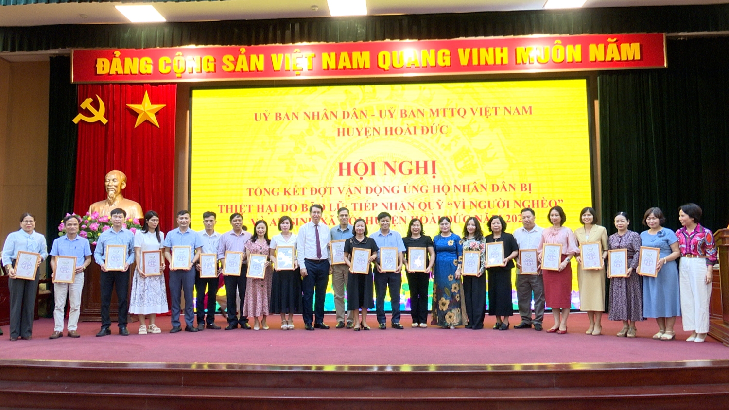 UBND, UB MTTQ huyện tiếp nhận ủng hộ quỹ Quỹ “Vì người nghèo” và an sinh xã hội