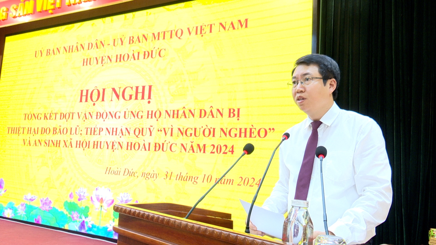 Đồng chí Nguyễn Hoàng Trường – Phó Bí thư Huyện ủy, Chủ tịch UBND huyện phát biểu tại hội nghị