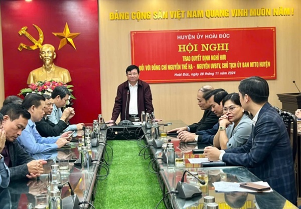 Đồng chí Trần Văn Nghĩa – Phó Bí thư Thường trực Huyện ủy; Chủ tịch HĐND huyện phát biểu chúc mừng